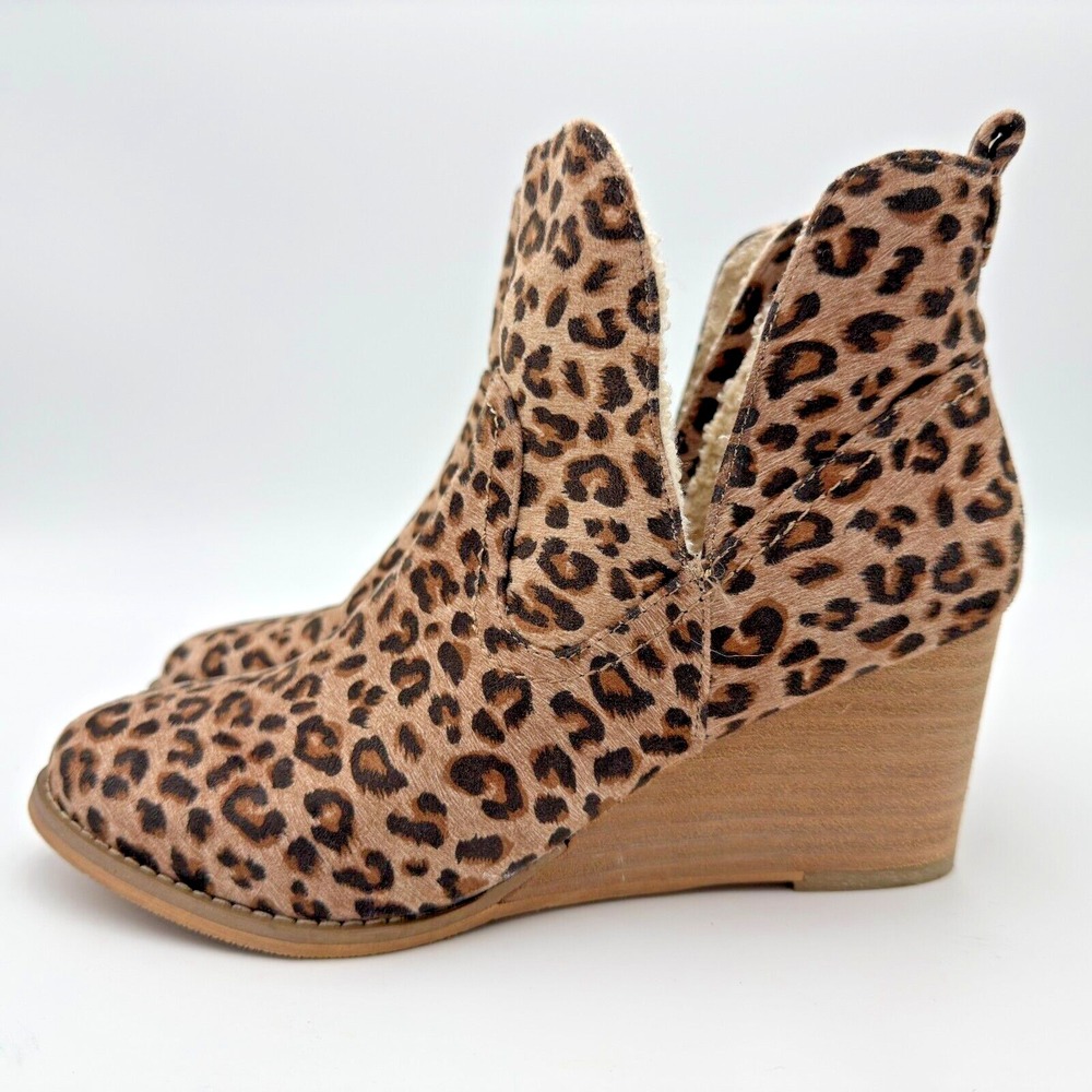 Very G Erin Bootie Women 7.5 Tan Leopard Animal Wedge Plush Lined‎
